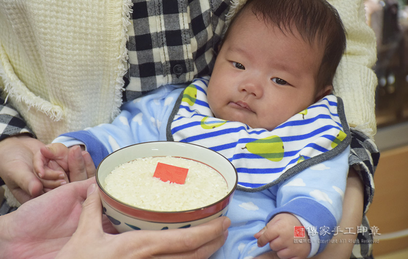 滿月剃頭，儀式物品：米「代表的含意：一生有飯吃，豐衣足食，不愁吃穿」