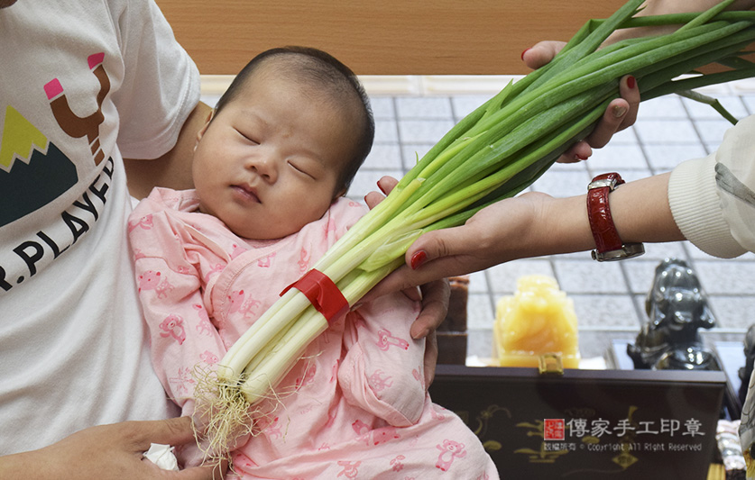 滿月剃頭，儀式:蔥：象徵「孩子聰明會念書」