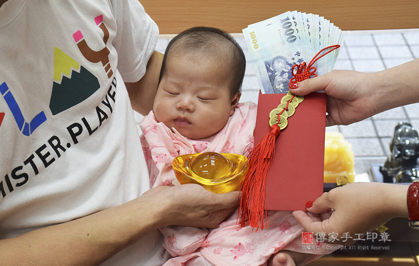 滿月剃頭，儀式:紅包袋裡面裝千元大鈔：象徵「孩子能賺大錢」，五帝錢：象徵「代表盛世吉祥和富貴」