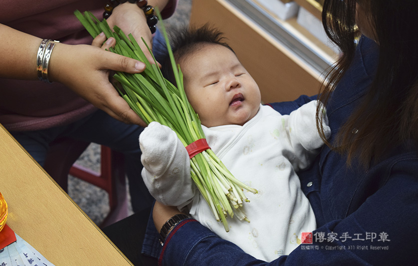 滿月剃頭，儀式:韭菜一小把。「代表的含意：長壽、長久、健康吃120歲」