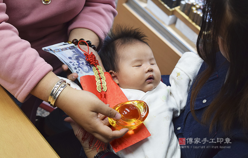 滿月剃頭，儀式:紅包袋裡面裝千元大鈔：象徵「孩子能賺大錢」，五帝錢：象徵「代表盛世吉祥和富貴」