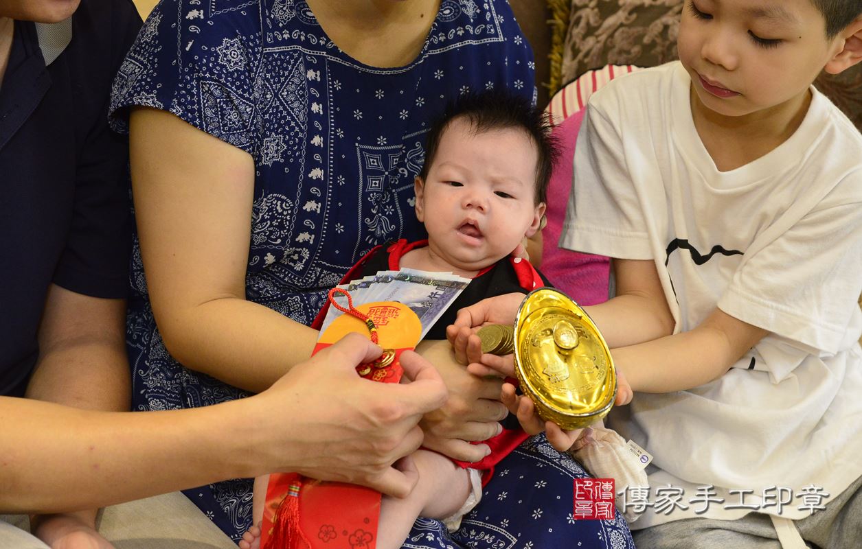 紅包袋、五帝錢，祝福葉寶寶榮華富貴享不完，長大後賺錢，孝順爸媽