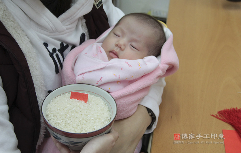 滿月剃頭，儀式物品：米「代表的含意：一生有飯吃，豐衣足食，不愁吃穿」