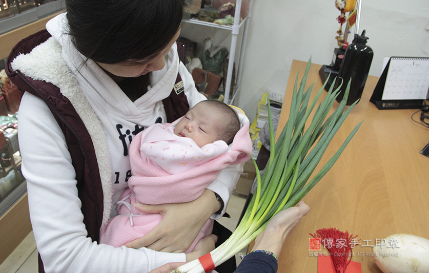 滿月剃頭，儀式:蔥：象徵「孩子聰明會念書」