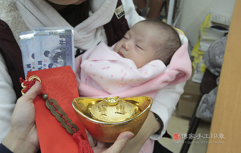 滿月剃頭，儀式:紅包袋裡面裝千元大鈔：象徵「孩子能賺大錢」，五帝錢：象徵「代表盛世吉祥和富貴」