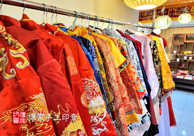 傳家全臺門市古禮會場，各款式古裝禮服提供，抓周、收涎、剃頭穿搭拍照