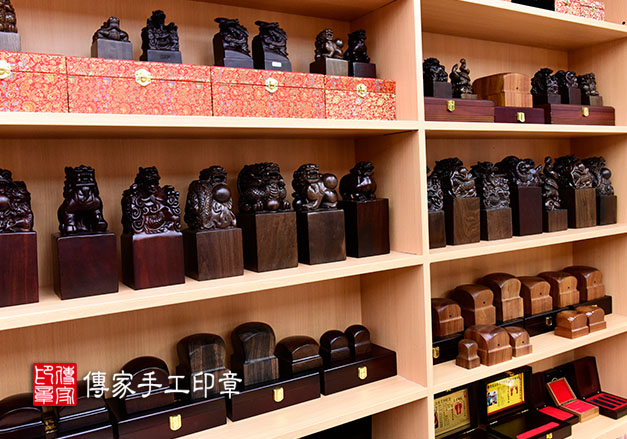 傳家手工印章的台南店，印章材質展示櫃實圖6