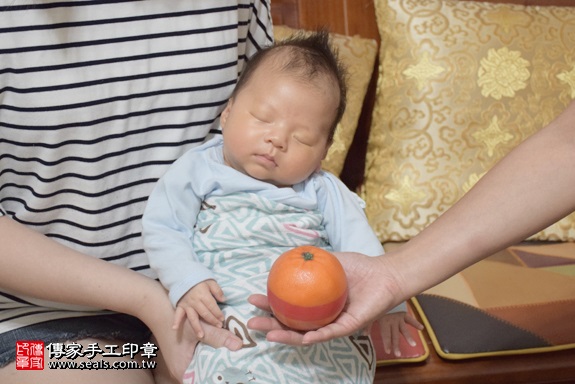滿月剃頭、嬰兒剃頭、嬰兒理髮、寶寶剃頭、寶寶理髮、到府剃頭、到府嬰兒剃頭、到府滿月剃頭理髮。桃園滿月剃頭、桃園嬰兒剃頭、桃園嬰兒理髮、桃園寶寶剃頭、桃園寶寶理髮、桃園到府剃頭、桃園到府嬰兒剃頭、桃園到府滿月剃頭理髮。觀音區滿月剃頭、觀音區嬰兒剃頭、觀音區嬰兒理髮、觀音區寶寶剃頭、觀音區寶寶理髮、觀音區到府剃頭、觀音區到府嬰兒剃頭、觀音區到府滿月剃頭理髮。楊寶寶(桃園觀音區)--製作胎毛筆、臍帶章、嬰兒三寶。「寶寶滿月剃頭理髮、到府嬰兒滿月理髮」祝福和活動紀錄。照片9