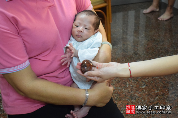 何寶寶(屏東林邊鄉)--製作胎毛筆、臍帶章、嬰兒三寶。「寶寶滿月剃頭理髮、到府嬰兒滿月理髮」祝福和活動紀錄。照片10
