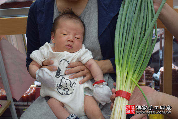 滿月剃頭、嬰兒剃頭、嬰兒理髮、寶寶剃頭、寶寶理髮、到府剃頭、到府嬰兒剃頭、到府滿月剃頭理髮。高雄滿月剃頭、高雄嬰兒剃頭、高雄嬰兒理髮、高雄寶寶剃頭、高雄寶寶理髮、高雄到府剃頭、高雄到府嬰兒剃頭、高雄到府滿月剃頭理髮。鳳山滿月剃頭、鳳山嬰兒剃頭、鳳山嬰兒理髮、鳳山寶寶剃頭、鳳山寶寶理髮、鳳山到府剃頭、鳳山到府嬰兒剃頭、鳳山到府滿月剃頭理髮。戴寶寶(高雄鳳山區)--製作胎毛筆、臍帶章、嬰兒三寶。「寶寶滿月剃頭理髮、到府嬰兒滿月理髮」祝福和活動紀錄。照片11