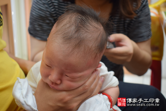 滿月剃頭、嬰兒剃頭、嬰兒理髮、寶寶剃頭、寶寶理髮、到府剃頭、到府嬰兒剃頭、到府滿月剃頭理髮。高雄滿月剃頭、高雄嬰兒剃頭、高雄嬰兒理髮、高雄寶寶剃頭、高雄寶寶理髮、高雄到府剃頭、高雄到府嬰兒剃頭、高雄到府滿月剃頭理髮。鳳山滿月剃頭、鳳山嬰兒剃頭、鳳山嬰兒理髮、鳳山寶寶剃頭、鳳山寶寶理髮、鳳山到府剃頭、鳳山到府嬰兒剃頭、鳳山到府滿月剃頭理髮。戴寶寶(高雄鳳山區)--製作胎毛筆、臍帶章、嬰兒三寶。「寶寶滿月剃頭理髮、到府嬰兒滿月理髮」祝福和活動紀錄。照片18