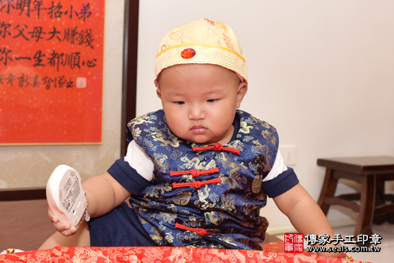 台中市北區洪寶寶實際週歲抓周，拿到的三個抓周物品包含：「木槌、算盤、滑鼠」。台中抓周照片2