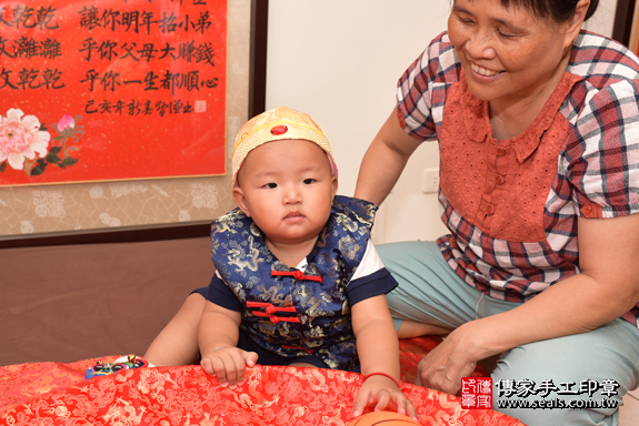 抓周儀式北區洪寶寶【智慧門】：讓寶寶有智慧、吉祥發達。  智慧門的抓周儀式，是讓孩子有智慧，懂得化繁為簡，有智慧去把事情做對，以及有智慧去做對的事情。台中店抓周。照片3