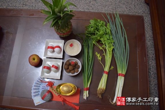 滿月剃頭、嬰兒剃頭、嬰兒理髮、寶寶剃頭、寶寶理髮、到府剃頭、到府嬰兒剃頭、到府滿月剃頭理髮。高雄滿月剃頭、高雄嬰兒剃頭、高雄嬰兒理髮、高雄寶寶剃頭、高雄寶寶理髮、高雄到府剃頭、高雄到府嬰兒剃頭、高雄到府滿月剃頭理髮。鳳山滿月剃頭、鳳山嬰兒剃頭、鳳山嬰兒理髮、鳳山寶寶剃頭、鳳山寶寶理髮、鳳山到府剃頭、鳳山到府嬰兒剃頭、鳳山到府滿月剃頭理髮。沈寶寶(高雄鳳山區)--製作胎毛筆、臍帶章、嬰兒三寶。「寶寶滿月剃頭理髮、到府嬰兒滿月理髮」祝福和活動紀錄。照片1