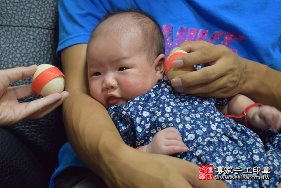 滿月剃頭、嬰兒剃頭、嬰兒理髮、寶寶剃頭、寶寶理髮、到府剃頭、到府嬰兒剃頭、到府滿月剃頭理髮。高雄滿月剃頭、高雄嬰兒剃頭、高雄嬰兒理髮、高雄寶寶剃頭、高雄寶寶理髮、高雄到府剃頭、高雄到府嬰兒剃頭、高雄到府滿月剃頭理髮。仁武滿月剃頭、仁武嬰兒剃頭、仁武嬰兒理髮、仁武寶寶剃頭、仁武寶寶理髮、仁武到府剃頭、仁武到府嬰兒剃頭、仁武到府滿月剃頭理髮。張寶寶(高雄仁武區)--製作胎毛筆、臍帶章、嬰兒三寶。「寶寶滿月剃頭理髮、到府嬰兒滿月理髮」祝福和活動紀錄。照片4