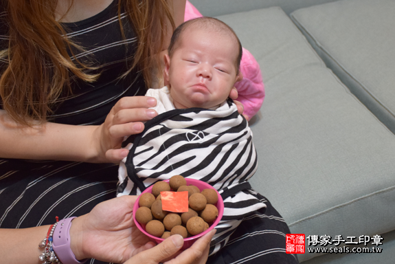 滿月剃頭、嬰兒剃頭、嬰兒理髮、寶寶剃頭、寶寶理髮、到府剃頭、到府嬰兒剃頭、到府滿月剃頭理髮。桃園滿月剃頭、桃園嬰兒剃頭、桃園嬰兒理髮、桃園寶寶剃頭、桃園寶寶理髮、桃園到府剃頭、桃園到府嬰兒剃頭、桃園到府滿月剃頭理髮。八德滿月剃頭、八德嬰兒剃頭、八德嬰兒理髮、八德寶寶剃頭、八德寶寶理髮、八德到府剃頭、八德到府嬰兒剃頭、八德到府滿月剃頭理髮。林寶寶(桃園八德區)--製作胎毛筆、臍帶章、嬰兒三寶。「寶寶滿月剃頭理髮、到府嬰兒滿月理髮」祝福和活動紀錄。照片7
