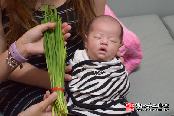 滿月剃頭、嬰兒剃頭、嬰兒理髮、寶寶剃頭、寶寶理髮、到府剃頭、到府嬰兒剃頭、到府滿月剃頭理髮。桃園滿月剃頭、桃園嬰兒剃頭、桃園嬰兒理髮、桃園寶寶剃頭、桃園寶寶理髮、桃園到府剃頭、桃園到府嬰兒剃頭、桃園到府滿月剃頭理髮。八德滿月剃頭、八德嬰兒剃頭、八德嬰兒理髮、八德寶寶剃頭、八德寶寶理髮、八德到府剃頭、八德到府嬰兒剃頭、八德到府滿月剃頭理髮。林寶寶(桃園八德區)--製作胎毛筆、臍帶章、嬰兒三寶。「寶寶滿月剃頭理髮、到府嬰兒滿月理髮」祝福和活動紀錄。照片10