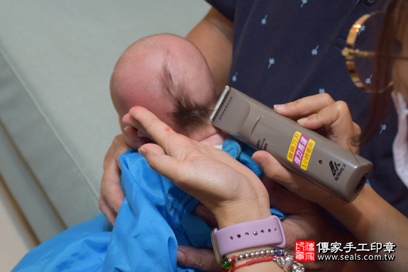 滿月剃頭、嬰兒剃頭、嬰兒理髮、寶寶剃頭、寶寶理髮、到府剃頭、到府嬰兒剃頭、到府滿月剃頭理髮。桃園滿月剃頭、桃園嬰兒剃頭、桃園嬰兒理髮、桃園寶寶剃頭、桃園寶寶理髮、桃園到府剃頭、桃園到府嬰兒剃頭、桃園到府滿月剃頭理髮。八德滿月剃頭、八德嬰兒剃頭、八德嬰兒理髮、八德寶寶剃頭、八德寶寶理髮、八德到府剃頭、八德到府嬰兒剃頭、八德到府滿月剃頭理髮。林寶寶(桃園八德區)--製作胎毛筆、臍帶章、嬰兒三寶。「寶寶滿月剃頭理髮、到府嬰兒滿月理髮」祝福和活動紀錄。照片18