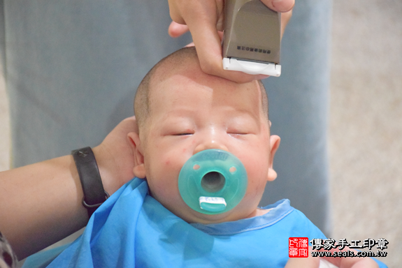 滿月剃頭、嬰兒剃頭、嬰兒理髮、寶寶剃頭、寶寶理髮、到府剃頭、到府嬰兒剃頭、到府滿月剃頭理髮。台中滿月剃頭、台中嬰兒剃頭、台中嬰兒理髮、台中寶寶剃頭、台中寶寶理髮、台中到府剃頭、台中到府嬰兒剃頭、台中到府滿月剃頭理髮。北屯滿月剃頭、北屯嬰兒剃頭、北屯嬰兒理髮、北屯寶寶剃頭、北屯寶寶理髮、北屯到府剃頭、北屯到府嬰兒剃頭、北屯到府滿月剃頭理髮。林寶寶(台中北屯區)--製作胎毛筆、臍帶章、嬰兒三寶。「寶寶滿月剃頭理髮、到府嬰兒滿月理髮」祝福和活動紀錄。照片16