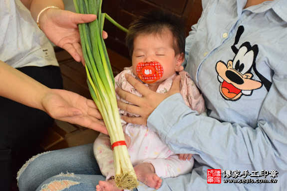 滿月剃頭、嬰兒剃頭、嬰兒理髮、寶寶剃頭、寶寶理髮、到府剃頭、到府嬰兒剃頭、到府滿月剃頭理髮。新竹滿月剃頭、新竹嬰兒剃頭、新竹嬰兒理髮、新竹寶寶剃頭、新竹寶寶理髮、新竹到府剃頭、新竹到府嬰兒剃頭、新竹到府滿月剃頭理髮。關西滿月剃頭、關西嬰兒剃頭、關西嬰兒理髮、關西寶寶剃頭、關西寶寶理髮、關西到府剃頭、關西到府嬰兒剃頭、關西到府滿月剃頭理髮。劉寶寶(新竹關西區)--製作胎毛筆、臍帶章、嬰兒三寶。「寶寶滿月剃頭理髮、到府嬰兒滿月理髮」祝福和活動紀錄。照片12