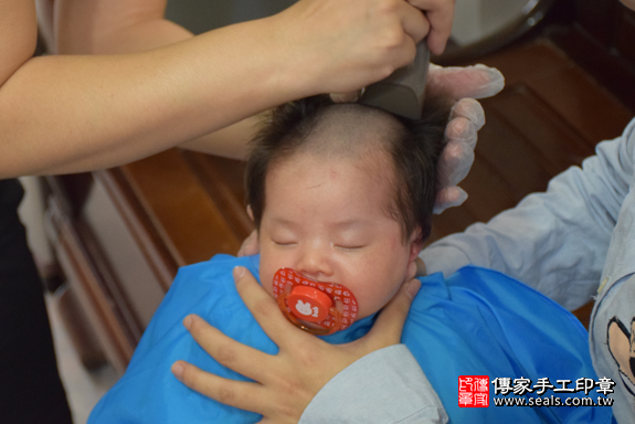 滿月剃頭、嬰兒剃頭、嬰兒理髮、寶寶剃頭、寶寶理髮、到府剃頭、到府嬰兒剃頭、到府滿月剃頭理髮。新竹滿月剃頭、新竹嬰兒剃頭、新竹嬰兒理髮、新竹寶寶剃頭、新竹寶寶理髮、新竹到府剃頭、新竹到府嬰兒剃頭、新竹到府滿月剃頭理髮。關西滿月剃頭、關西嬰兒剃頭、關西嬰兒理髮、關西寶寶剃頭、關西寶寶理髮、關西到府剃頭、關西到府嬰兒剃頭、關西到府滿月剃頭理髮。劉寶寶(新竹關西區)--製作胎毛筆、臍帶章、嬰兒三寶。「寶寶滿月剃頭理髮、到府嬰兒滿月理髮」祝福和活動紀錄。照片17