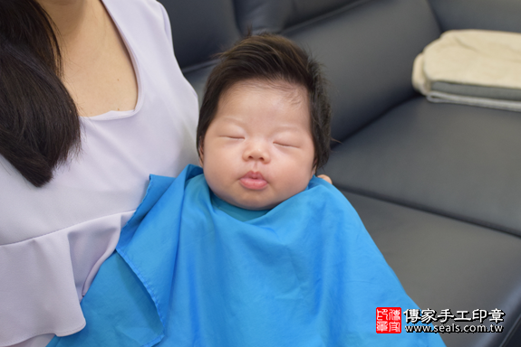 滿月剃頭、嬰兒剃頭、嬰兒理髮、寶寶剃頭、寶寶理髮、到府剃頭、到府嬰兒剃頭、到府滿月剃頭理髮。新北滿月剃頭、新北嬰兒剃頭、新北嬰兒理髮、新北寶寶剃頭、新北寶寶理髮、新北到府剃頭、新北到府嬰兒剃頭、新北到府滿月剃頭理髮。永和滿月剃頭、永和嬰兒剃頭、永和嬰兒理髮、永和寶寶剃頭、永和寶寶理髮、永和到府剃頭、永和到府嬰兒剃頭、永和到府滿月剃頭理髮。吳寶寶(新北永和區)--製作胎毛筆、臍帶章、嬰兒三寶。「寶寶滿月剃頭理髮、到府嬰兒滿月理髮」祝福和活動紀錄。照片16