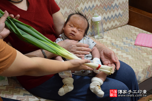 滿月剃頭、嬰兒剃頭、嬰兒理髮、寶寶剃頭、寶寶理髮、到府剃頭、到府嬰兒剃頭、到府滿月剃頭理髮。新北滿月剃頭、新北嬰兒剃頭、新北嬰兒理髮、新北寶寶剃頭、新北寶寶理髮、新北到府剃頭、新北到府嬰兒剃頭、新北到府滿月剃頭理髮。新店滿月剃頭、新店嬰兒剃頭、新店嬰兒理髮、新店寶寶剃頭、新店寶寶理髮、新店到府剃頭、新店到府嬰兒剃頭、新店到府滿月剃頭理髮。林寶寶(新北新店區)--製作胎毛筆、臍帶章、嬰兒三寶。「寶寶滿月剃頭理髮、到府嬰兒滿月理髮」祝福和活動紀錄。照片12