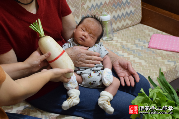 滿月剃頭、嬰兒剃頭、嬰兒理髮、寶寶剃頭、寶寶理髮、到府剃頭、到府嬰兒剃頭、到府滿月剃頭理髮。新北滿月剃頭、新北嬰兒剃頭、新北嬰兒理髮、新北寶寶剃頭、新北寶寶理髮、新北到府剃頭、新北到府嬰兒剃頭、新北到府滿月剃頭理髮。新店滿月剃頭、新店嬰兒剃頭、新店嬰兒理髮、新店寶寶剃頭、新店寶寶理髮、新店到府剃頭、新店到府嬰兒剃頭、新店到府滿月剃頭理髮。林寶寶(新北新店區)--製作胎毛筆、臍帶章、嬰兒三寶。「寶寶滿月剃頭理髮、到府嬰兒滿月理髮」祝福和活動紀錄。照片13