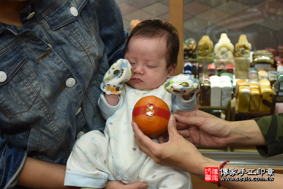 滿月剃頭、嬰兒剃頭、嬰兒理髮、寶寶剃頭、寶寶理髮、到府剃頭、到府嬰兒剃頭、到府滿月剃頭理髮。新北滿月剃頭、新北嬰兒剃頭、新北嬰兒理髮、新北寶寶剃頭、新北寶寶理髮、新北到府剃頭、新北到府嬰兒剃頭、新北到府滿月剃頭理髮。永和滿月剃頭、永和嬰兒剃頭、永和嬰兒理髮、永和寶寶剃頭、永和寶寶理髮、永和到府剃頭、永和到府嬰兒剃頭、永和到府滿月剃頭理髮。林寶寶(新北永和區)--製作胎毛筆、臍帶章、嬰兒三寶。「寶寶滿月剃頭理髮、到府嬰兒滿月理髮」祝福和活動紀錄。照片8