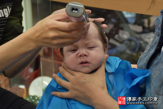 滿月剃頭、嬰兒剃頭、嬰兒理髮、寶寶剃頭、寶寶理髮、到府剃頭、到府嬰兒剃頭、到府滿月剃頭理髮。新北滿月剃頭、新北嬰兒剃頭、新北嬰兒理髮、新北寶寶剃頭、新北寶寶理髮、新北到府剃頭、新北到府嬰兒剃頭、新北到府滿月剃頭理髮。永和滿月剃頭、永和嬰兒剃頭、永和嬰兒理髮、永和寶寶剃頭、永和寶寶理髮、永和到府剃頭、永和到府嬰兒剃頭、永和到府滿月剃頭理髮。林寶寶(新北永和區)--製作胎毛筆、臍帶章、嬰兒三寶。「寶寶滿月剃頭理髮、到府嬰兒滿月理髮」祝福和活動紀錄。照片16