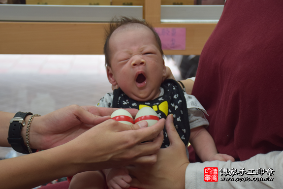 滿月剃頭、嬰兒剃頭、嬰兒理髮、寶寶剃頭、寶寶理髮、到府剃頭、到府嬰兒剃頭、到府滿月剃頭理髮。新北滿月剃頭、新北嬰兒剃頭、新北嬰兒理髮、新北寶寶剃頭、新北寶寶理髮、新北到府剃頭、新北到府嬰兒剃頭、新北到府滿月剃頭理髮。永和滿月剃頭、永和嬰兒剃頭、永和嬰兒理髮、永和寶寶剃頭、永和寶寶理髮、永和到府剃頭、永和到府嬰兒剃頭、永和到府滿月剃頭理髮。吳寶寶(新北永和區)--製作胎毛筆、臍帶章、嬰兒三寶。「寶寶滿月剃頭理髮、到府嬰兒滿月理髮」祝福和活動紀錄。照片5