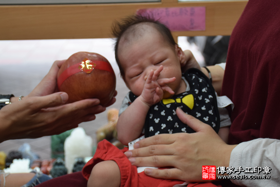 滿月剃頭、嬰兒剃頭、嬰兒理髮、寶寶剃頭、寶寶理髮、到府剃頭、到府嬰兒剃頭、到府滿月剃頭理髮。新北滿月剃頭、新北嬰兒剃頭、新北嬰兒理髮、新北寶寶剃頭、新北寶寶理髮、新北到府剃頭、新北到府嬰兒剃頭、新北到府滿月剃頭理髮。永和滿月剃頭、永和嬰兒剃頭、永和嬰兒理髮、永和寶寶剃頭、永和寶寶理髮、永和到府剃頭、永和到府嬰兒剃頭、永和到府滿月剃頭理髮。吳寶寶(新北永和區)--製作胎毛筆、臍帶章、嬰兒三寶。「寶寶滿月剃頭理髮、到府嬰兒滿月理髮」祝福和活動紀錄。照片9