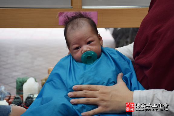 滿月剃頭、嬰兒剃頭、嬰兒理髮、寶寶剃頭、寶寶理髮、到府剃頭、到府嬰兒剃頭、到府滿月剃頭理髮。新北滿月剃頭、新北嬰兒剃頭、新北嬰兒理髮、新北寶寶剃頭、新北寶寶理髮、新北到府剃頭、新北到府嬰兒剃頭、新北到府滿月剃頭理髮。永和滿月剃頭、永和嬰兒剃頭、永和嬰兒理髮、永和寶寶剃頭、永和寶寶理髮、永和到府剃頭、永和到府嬰兒剃頭、永和到府滿月剃頭理髮。吳寶寶(新北永和區)--製作胎毛筆、臍帶章、嬰兒三寶。「寶寶滿月剃頭理髮、到府嬰兒滿月理髮」祝福和活動紀錄。照片17