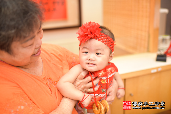 台中市北區楊寶寶古禮收涎祝福活動：為寶寶戴上收涎餅乾。照片1