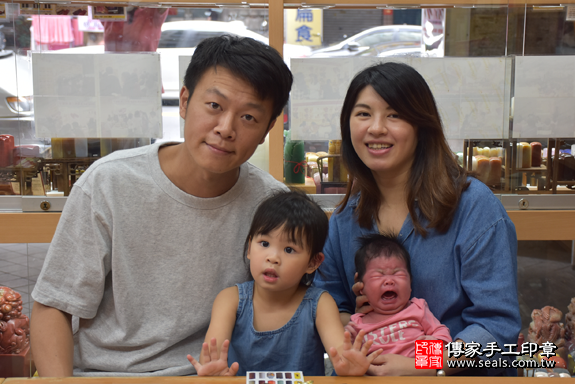 滿月剃頭、嬰兒剃頭、嬰兒理髮、寶寶剃頭、寶寶理髮、到府剃頭、到府嬰兒剃頭、到府滿月剃頭理髮。新北滿月剃頭、新北嬰兒剃頭、新北嬰兒理髮、新北寶寶剃頭、新北寶寶理髮、新北到府剃頭、新北到府嬰兒剃頭、新北到府滿月剃頭理髮。永和滿月剃頭、永和嬰兒剃頭、永和嬰兒理髮、永和寶寶剃頭、永和寶寶理髮、永和到府剃頭、永和到府嬰兒剃頭、永和到府滿月剃頭理髮。高寶寶(新北永和區)--製作胎毛筆、臍帶章、嬰兒三寶。「寶寶滿月剃頭理髮、到府嬰兒滿月理髮」祝福和活動紀錄。照片2