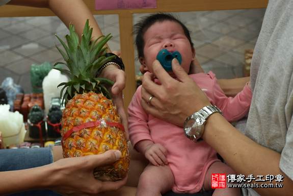 滿月剃頭、嬰兒剃頭、嬰兒理髮、寶寶剃頭、寶寶理髮、到府剃頭、到府嬰兒剃頭、到府滿月剃頭理髮。新北滿月剃頭、新北嬰兒剃頭、新北嬰兒理髮、新北寶寶剃頭、新北寶寶理髮、新北到府剃頭、新北到府嬰兒剃頭、新北到府滿月剃頭理髮。永和滿月剃頭、永和嬰兒剃頭、永和嬰兒理髮、永和寶寶剃頭、永和寶寶理髮、永和到府剃頭、永和到府嬰兒剃頭、永和到府滿月剃頭理髮。高寶寶(新北永和區)--製作胎毛筆、臍帶章、嬰兒三寶。「寶寶滿月剃頭理髮、到府嬰兒滿月理髮」祝福和活動紀錄。照片15