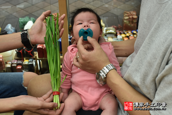滿月剃頭、嬰兒剃頭、嬰兒理髮、寶寶剃頭、寶寶理髮、到府剃頭、到府嬰兒剃頭、到府滿月剃頭理髮。新北滿月剃頭、新北嬰兒剃頭、新北嬰兒理髮、新北寶寶剃頭、新北寶寶理髮、新北到府剃頭、新北到府嬰兒剃頭、新北到府滿月剃頭理髮。永和滿月剃頭、永和嬰兒剃頭、永和嬰兒理髮、永和寶寶剃頭、永和寶寶理髮、永和到府剃頭、永和到府嬰兒剃頭、永和到府滿月剃頭理髮。高寶寶(新北永和區)--製作胎毛筆、臍帶章、嬰兒三寶。「寶寶滿月剃頭理髮、到府嬰兒滿月理髮」祝福和活動紀錄。照片11
