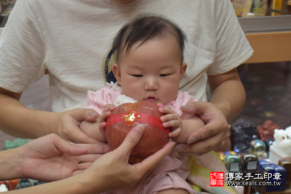 滿月剃頭、嬰兒剃頭、嬰兒理髮、寶寶剃頭、寶寶理髮、到府剃頭、到府嬰兒剃頭、到府滿月剃頭理髮。新北滿月剃頭、新北嬰兒剃頭、新北嬰兒理髮、新北寶寶剃頭、新北寶寶理髮、新北到府剃頭、新北到府嬰兒剃頭、新北到府滿月剃頭理髮。永和滿月剃頭、永和嬰兒剃頭、永和嬰兒理髮、永和寶寶剃頭、永和寶寶理髮、永和到府剃頭、永和到府嬰兒剃頭、永和到府滿月剃頭理髮。高寶寶(新北永和區)--製作胎毛筆、臍帶章、嬰兒三寶。「寶寶滿月剃頭理髮、到府嬰兒滿月理髮」祝福和活動紀錄。照片8
