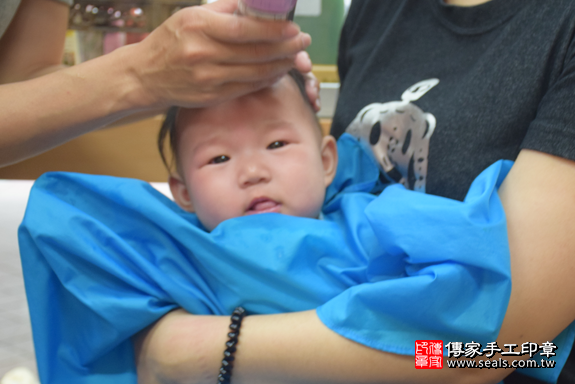 滿月剃頭、嬰兒剃頭、嬰兒理髮、寶寶剃頭、寶寶理髮、到府剃頭、到府嬰兒剃頭、到府滿月剃頭理髮。新北滿月剃頭、新北嬰兒剃頭、新北嬰兒理髮、新北寶寶剃頭、新北寶寶理髮、新北到府剃頭、新北到府嬰兒剃頭、新北到府滿月剃頭理髮。永和滿月剃頭、永和嬰兒剃頭、永和嬰兒理髮、永和寶寶剃頭、永和寶寶理髮、永和到府剃頭、永和到府嬰兒剃頭、永和到府滿月剃頭理髮。高寶寶(新北永和區)--製作胎毛筆、臍帶章、嬰兒三寶。「寶寶滿月剃頭理髮、到府嬰兒滿月理髮」祝福和活動紀錄。照片17