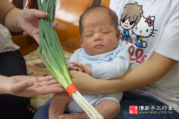 滿月剃頭、嬰兒剃頭、嬰兒理髮、寶寶剃頭、寶寶理髮、到府剃頭、到府嬰兒剃頭、到府滿月剃頭理髮。新北滿月剃頭、新北嬰兒剃頭、新北嬰兒理髮、新北寶寶剃頭、新北寶寶理髮、新北到府剃頭、新北到府嬰兒剃頭、新北到府滿月剃頭理髮。中和滿月剃頭、中和嬰兒剃頭、中和嬰兒理髮、中和寶寶剃頭、中和寶寶理髮、中和到府剃頭、中和到府嬰兒剃頭、中和到府滿月剃頭理髮。陳寶寶(新北中和區)--製作胎毛筆、臍帶章、嬰兒三寶。「寶寶滿月剃頭理髮、到府嬰兒滿月理髮」祝福和活動紀錄。照片13