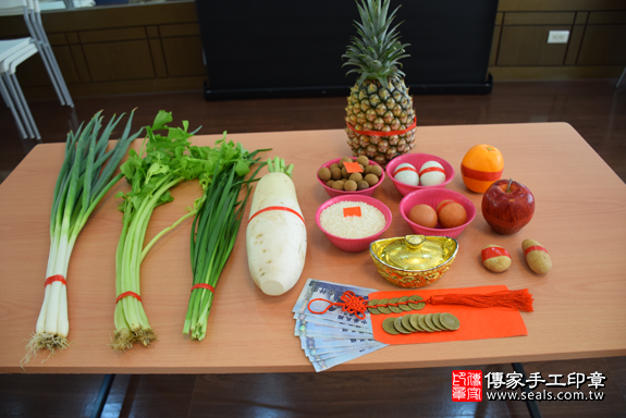 滿月剃頭、嬰兒剃頭、嬰兒理髮、寶寶剃頭、寶寶理髮、到府剃頭、到府嬰兒剃頭、到府滿月剃頭理髮。新北滿月剃頭、新北嬰兒剃頭、新北嬰兒理髮、新北寶寶剃頭、新北寶寶理髮、新北到府剃頭、新北到府嬰兒剃頭、新北到府滿月剃頭理髮。板橋滿月剃頭、板橋嬰兒剃頭、板橋嬰兒理髮、板橋寶寶剃頭、板橋寶寶理髮、板橋到府剃頭、板橋到府嬰兒剃頭、板橋到府滿月剃頭理髮。吳寶寶(新北板橋區)--製作胎毛筆、臍帶章、嬰兒三寶。「寶寶滿月剃頭理髮、到府嬰兒滿月理髮」祝福和活動紀錄。照片1