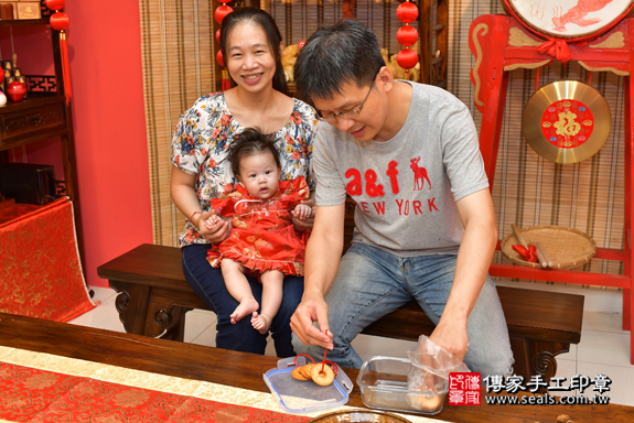 高雄市鳳山區蔡寶寶古禮收涎祝福活動：為寶寶戴上收涎餅乾。照片2