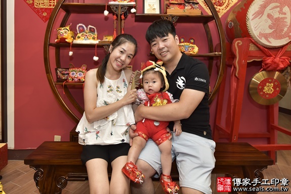 新北市永和區包寶寶古禮抓周祝福活動：抓周儀式【梳頭歌】朗誦祝福：保佑寶寶順利健康長大，好運旺旺來。照片1