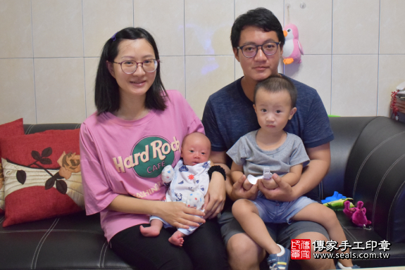 滿月剃頭、嬰兒剃頭、嬰兒理髮、寶寶剃頭、寶寶理髮、到府剃頭、到府嬰兒剃頭、到府滿月剃頭理髮。高雄滿月剃頭、高雄嬰兒剃頭、高雄嬰兒理髮、高雄寶寶剃頭、高雄寶寶理髮、高雄到府剃頭、高雄到府嬰兒剃頭、高雄到府滿月剃頭理髮。林園滿月剃頭、林園嬰兒剃頭、林園嬰兒理髮、林園寶寶剃頭、林園寶寶理髮、林園到府剃頭、林園到府嬰兒剃頭、林園到府滿月剃頭理髮。林寶寶(高雄林園區)--製作胎毛筆、臍帶章、嬰兒三寶。「寶寶滿月剃頭理髮、到府嬰兒滿月理髮」祝福和活動紀錄。照片2