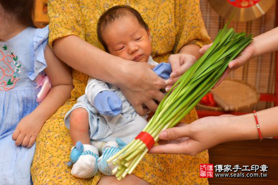 滿月剃頭、嬰兒剃頭、嬰兒理髮、寶寶剃頭、寶寶理髮、到府剃頭、到府嬰兒剃頭、到府滿月剃頭理髮。高雄滿月剃頭、高雄嬰兒剃頭、高雄嬰兒理髮、高雄寶寶剃頭、高雄寶寶理髮、高雄到府剃頭、高雄到府嬰兒剃頭、高雄到府滿月剃頭理髮。鳳山滿月剃頭、鳳山嬰兒剃頭、鳳山嬰兒理髮、鳳山寶寶剃頭、鳳山寶寶理髮、鳳山到府剃頭、鳳山到府嬰兒剃頭、鳳山到府滿月剃頭理髮。王寶寶(高雄市鳳山區)--製作胎毛筆、臍帶章、嬰兒三寶。「寶寶滿月剃頭理髮、來店嬰兒滿月理髮」祝福和活動紀錄。照片9