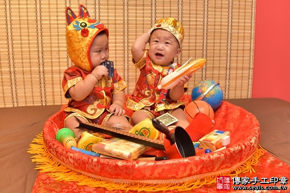 新竹市香山區曾寶寶(雙胞胎兄弟)古禮抓周祝福活動：寶寶特寫照片16
