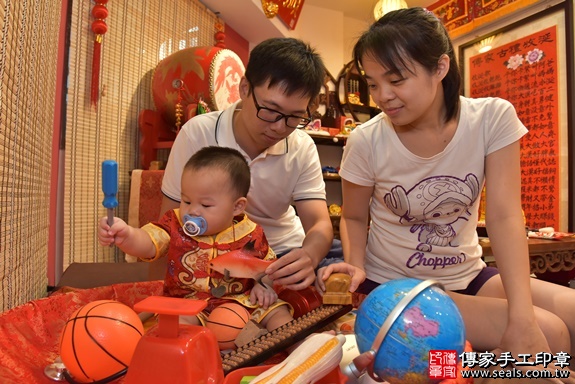 新竹市香山區林寶寶古禮抓周祝福活動：林寶寶實際週歲抓周，拿到的三個抓周物品包含：「螺絲起子、剪刀、鍋子」。照片1