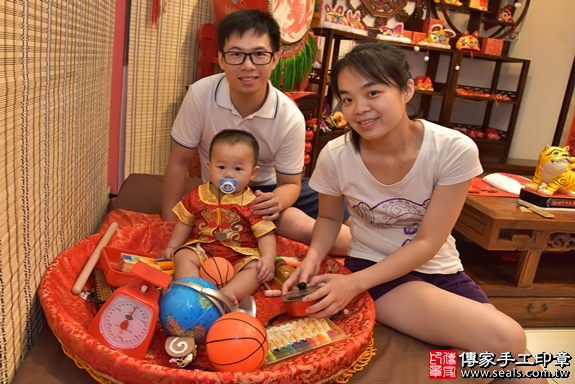 新竹市香山區林寶寶古禮抓周祝福活動：抓周合照5