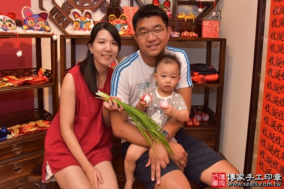 滿月剃頭、嬰兒剃頭、嬰兒理髮、寶寶剃頭、寶寶理髮、到府剃頭、到府嬰兒剃頭、到府滿月剃頭理髮。新竹滿月剃頭、新竹嬰兒剃頭、新竹嬰兒理髮、新竹寶寶剃頭、新竹寶寶理髮、新竹到府剃頭、新竹到府嬰兒剃頭、新竹到府滿月剃頭理髮。香山區滿月剃頭、香山區嬰兒剃頭、香山區嬰兒理髮、香山區寶寶剃頭、香山區寶寶理髮、香山區到府剃頭、香山區到府嬰兒剃頭、香山區到府滿月剃頭理髮。盛寶寶(新竹市香山區)--製作胎毛筆、臍帶章、嬰兒三寶。「寶寶滿月剃頭理髮、到府嬰兒滿月理髮」祝福和活動紀錄。照片9