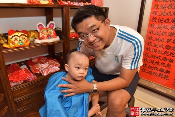 滿月剃頭、嬰兒剃頭、嬰兒理髮、寶寶剃頭、寶寶理髮、到府剃頭、到府嬰兒剃頭、到府滿月剃頭理髮。新竹滿月剃頭、新竹嬰兒剃頭、新竹嬰兒理髮、新竹寶寶剃頭、新竹寶寶理髮、新竹到府剃頭、新竹到府嬰兒剃頭、新竹到府滿月剃頭理髮。香山區滿月剃頭、香山區嬰兒剃頭、香山區嬰兒理髮、香山區寶寶剃頭、香山區寶寶理髮、香山區到府剃頭、香山區到府嬰兒剃頭、香山區到府滿月剃頭理髮。盛寶寶(新竹市香山區)--製作胎毛筆、臍帶章、嬰兒三寶。「寶寶滿月剃頭理髮、到府嬰兒滿月理髮」祝福和活動紀錄。照片17